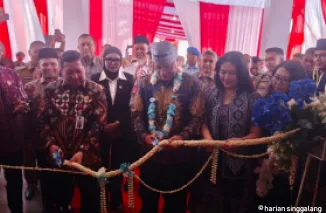 Kepala BNN RI Komjen Marthinus Hukom saat melakukan pemotongan pita gedung BNN Provinsi Riau