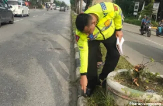 Personel Lantas Polresta Pekanbaru saat olah TKP