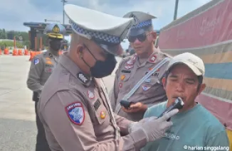 Petugas Ditlantas Polda Riau saat melakukan pengecekan terhadap supir yang terjaring razia