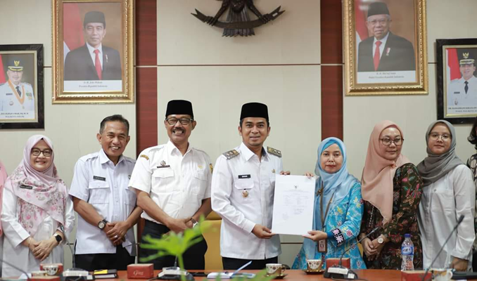 Wawako Ramadhani Kirana Putra (tengah) didampingi Sekda Syaiful A (3 kiri) saat menyambut kedatangan Tim Pemeriksaan Interim BPK RI Perwakilan Sumbar