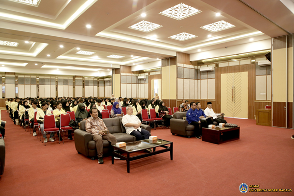 Foto Rektor Universitas Negeri Padang Buka Workshop Implementasi Kurikulum Merdeka Batch III