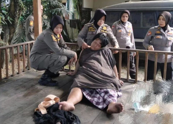 Seorang wanita paruh bawa yang diduga ODGJ berhasil diamankan Satpol PP Padang. (Foto: dok istimewa)