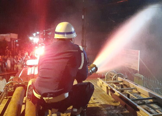 Petugas Pemadam Kebakaran berupaya memadamkan kebakaran di Pondok Pesantren Tahfizh Nurul Quran. (Foto: Dok istimewa)
