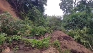 Jalan Bukittinggi-Batusangkar Tutup akibat longsor.(Foto: Dok istimewa)