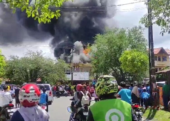 Kebakaran Besar di Kota Padang Hanguskan Sebuah Bangunan Toko. (Foto: Dok istimewa)