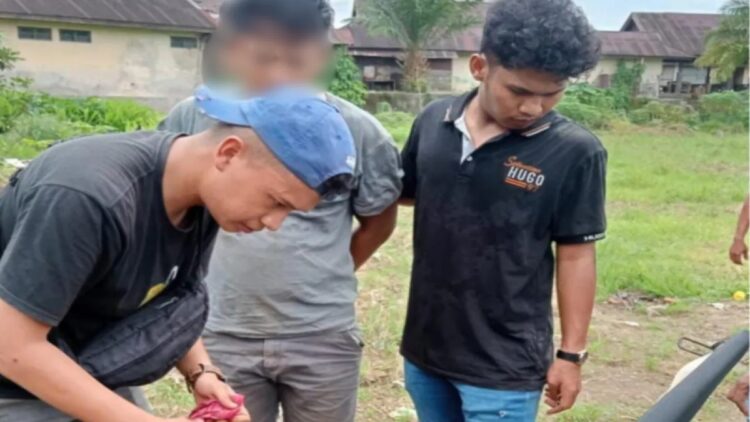 Foto Tersangka Pengedar Sabu-sabu di Agam Ditangkap Setelah Aksi Kabur, Anggota Polisi Alami Cedera