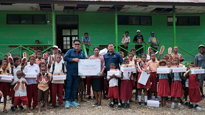 Sebagai bagian dari program &quot;Sambungkan Senyuman&quot;, Telkomsel telah menyerahkan ratusan pasang sepatu hasil donasi penukaran Telkomsel Poin dari 39 ribu pelanggan kepada sejumlah pelajar yang membutuhkan di sejumlah sekolah di sekitar Jayapura, Timika, dan