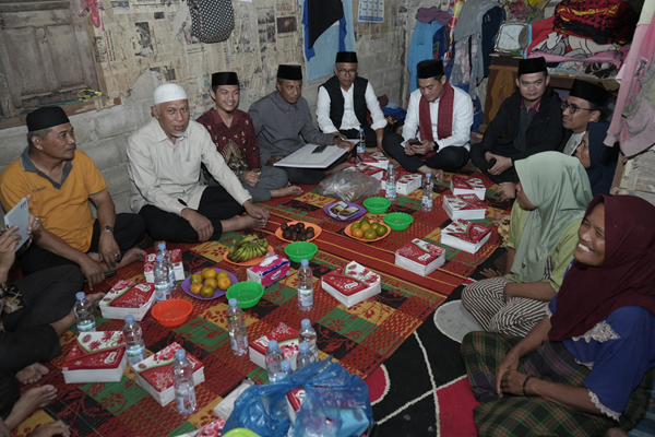 Foto Gubernur Mahyeldi dan TSR Provinsi Sumbar Antar Bantuan Bedah Rumah, Singgah Sahur dan Subuh Mubarak di Solok Selatan
