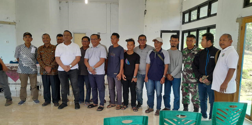 Babinsa Koramil 04/Sikakap Dampingi Pj. Bupati Mentawai Menyerahkan Bantuan Mesin Tempel Kepada Kelompok Nelayan