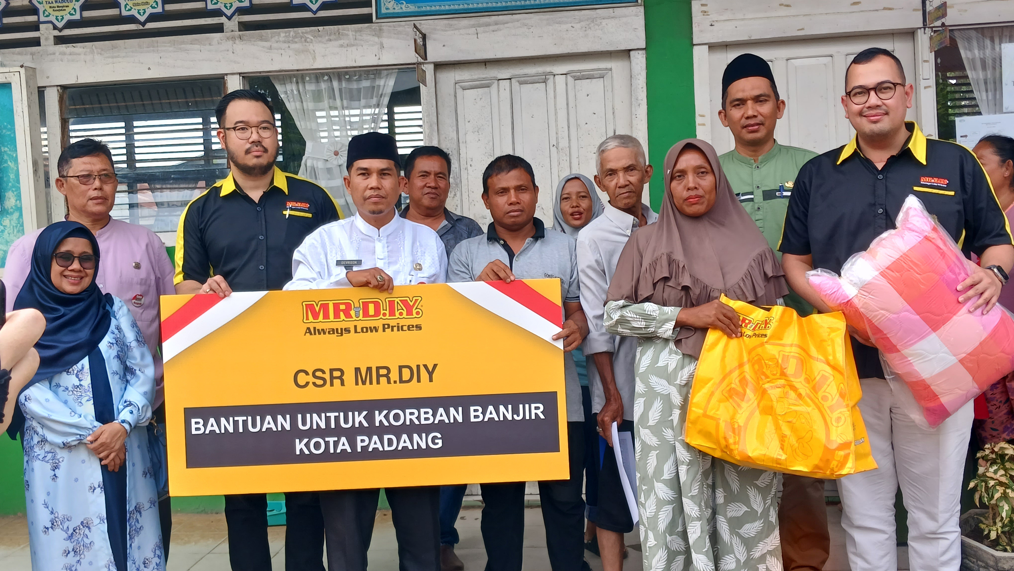 Foto MR DIY Indonesia Memberikan Bantuan Kepada 110 Keluarga Korban Banjir di Banuaran Padang