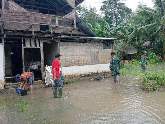 Foto Danramil 03/Sipora, Lettu. Inf. S. Sipayung Bersama Forkopimda, Forkopincam Pantau Wilayah Banjir di Pulau Sipora Mentawai
