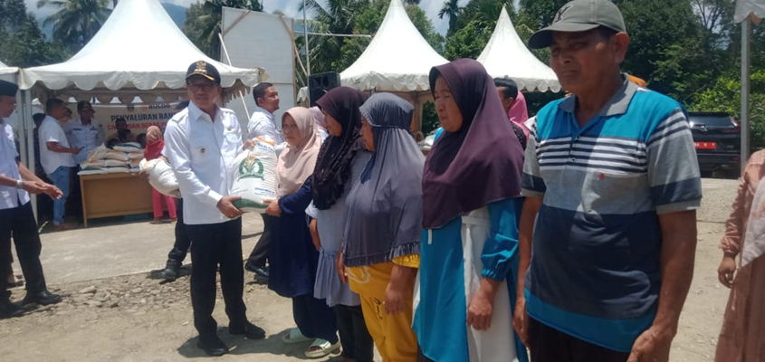 Pemda Solsel Salurkan Beras Bantuan Pusat Tahap Dua di Kecamatan Pauh Duo
