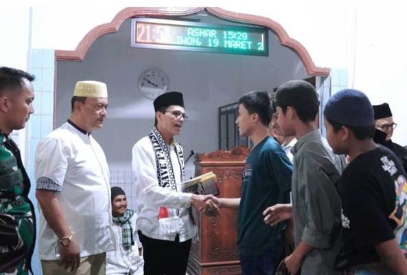 Bupati Limapuluh Kota Safaruddin Dt. Bandaro Rajo brrsalaman dengan pemuda dan jemaah mesjid di nagari Siamang Bunyi