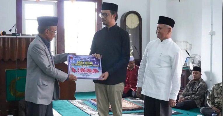 Wako Bukittinggi serahkan dana hibah untuk Masjid
