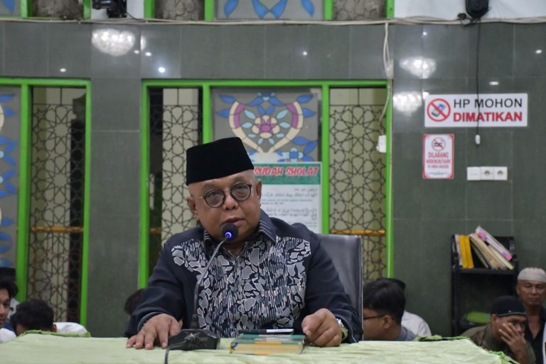 Foto Sekda Agam Tarawih Perdana di Masjid Agung Nurul Falah Lubuk Basung.