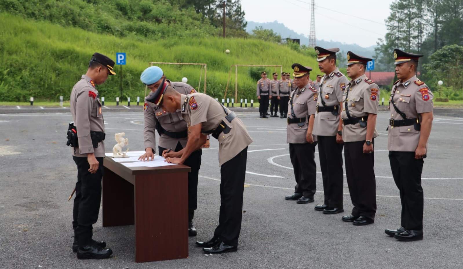 Foto Kapolres AKBP Muari Inspektur Upacara Sertijab Pejabat Utama Polres Solok