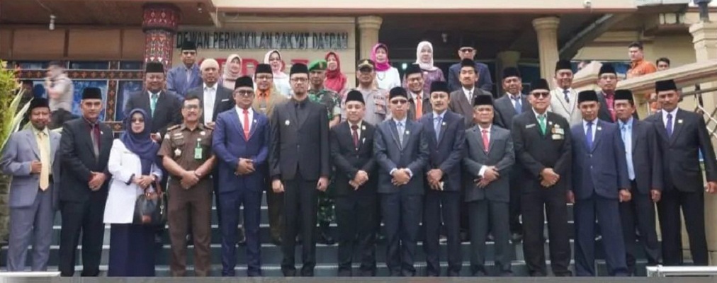 Wako Bukittinggi bersama anggota DPRD setelah pelantikan PAW