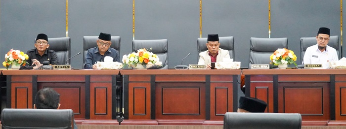 Foto Pemerintah Kota Padang Sampaikan Prestasi Gemilang Dalam Rapat Paripurna Penyerahan LKPJ Tahun 2023