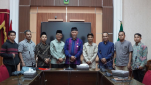 Bupati Limapuluh Kota Safaruddin Dt. Bandaro Rajo bersama rombongan foto bersama dengan Gubernur Sumbar Mahyeldi usai rapat di ktr gubernur kemaren.