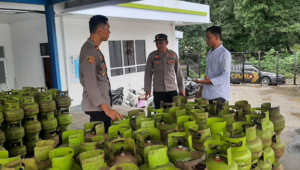 Pastikan Aman, Kapolsek Soppeng Riaja Polres Barru Pantau LPG