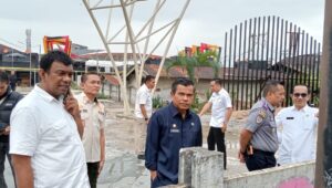 Sekda Kota Bukittinggi dan beberapa Kepala Dinas terkait meninjau pembangunan Stasiun Lambuang