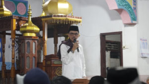 Bupati kabupaten Limapuluh Kota Safaruddin Dt. Bandaro Rajo berikan sambutan di mesjid Raya Ampalu, kecamatan Lareh Sago Halaban.