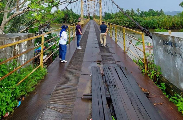 Foto Membahayakan Pengendara, Pemkab Pessel Tutup Akses Jembatan Pasar Baru Bayang
