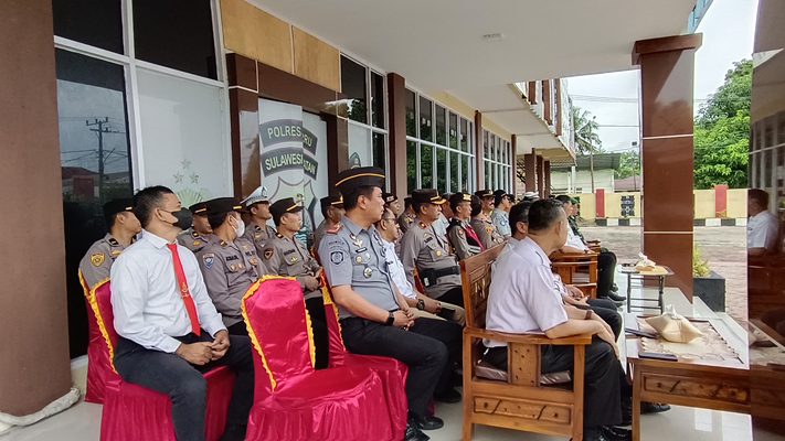 Kepala Rumah Tahanan Negara Kelas IIB Barru Kanwil Kemenkumham Sulawesi Selatan Amsar, SH, menghadiri apel gelar pasukan Operasi (Ops) Ketupat Tahun 2024 yang diselenggarakan oleh Kepolisian Resor (Polres) Kabupaten Barru