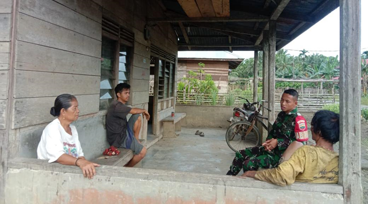 Foto Petani di Desa Muara Sikabaluan Disambangi Babinsa Koramil 01/Sikabaluan