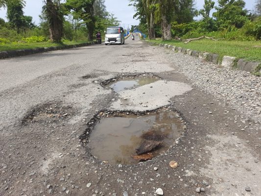 Salah satu titik kerusakan jalan di Jalan Nan Tongga Kota Pariaman yang butuh perbaikan untuk kenyamanan dan keaman berlalu lintas bagi pengguna jalan.(Trisnaldi).