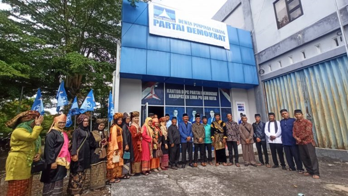 Rasmi Sikumbang dan Budi Febriandi diantar penuh sesak warga mendaftar ke Dewan Pimpinan Cabang (DPC) partai Demokrat kabupaten Limapuluh Kota, Tanjung Pati, Sabtu 27 April 2024.
