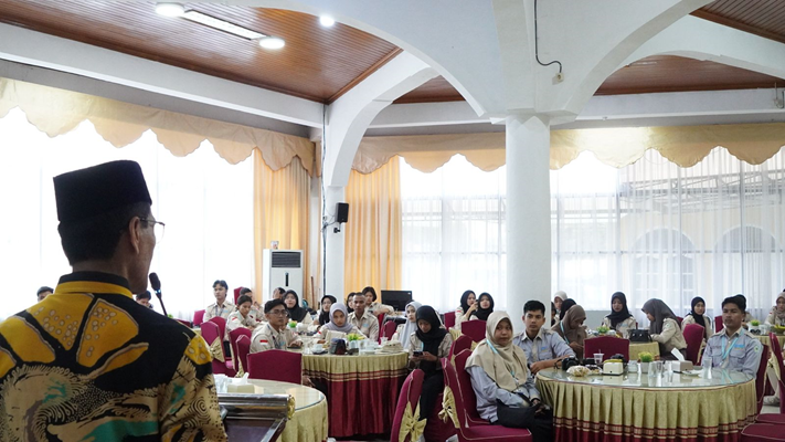 Bupati Limapuluh Kota H. Safaruddin Dt.Bandaro Rajo didampingi sekretaris daerah Herman Azmar, ceritakan kisah perjalanan hidupnya ke rombongan mahasiswa Program PMM di rumah dinas bupati Labuah Silang Payakumbuh, Sabtu 20 April 2024.