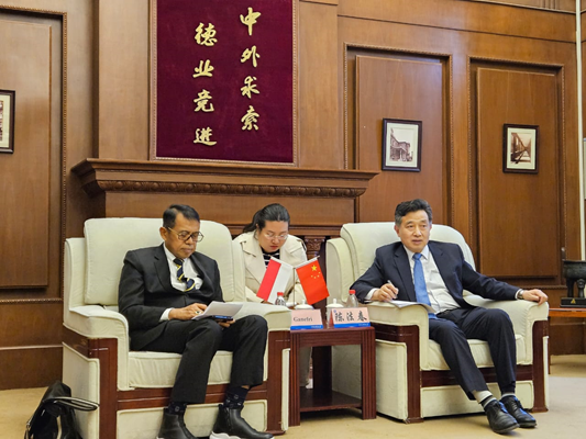 Foto Rektor UNP dan Rektor TFSU Cina Tandatangani MoA untuk Kerjasama Akademik