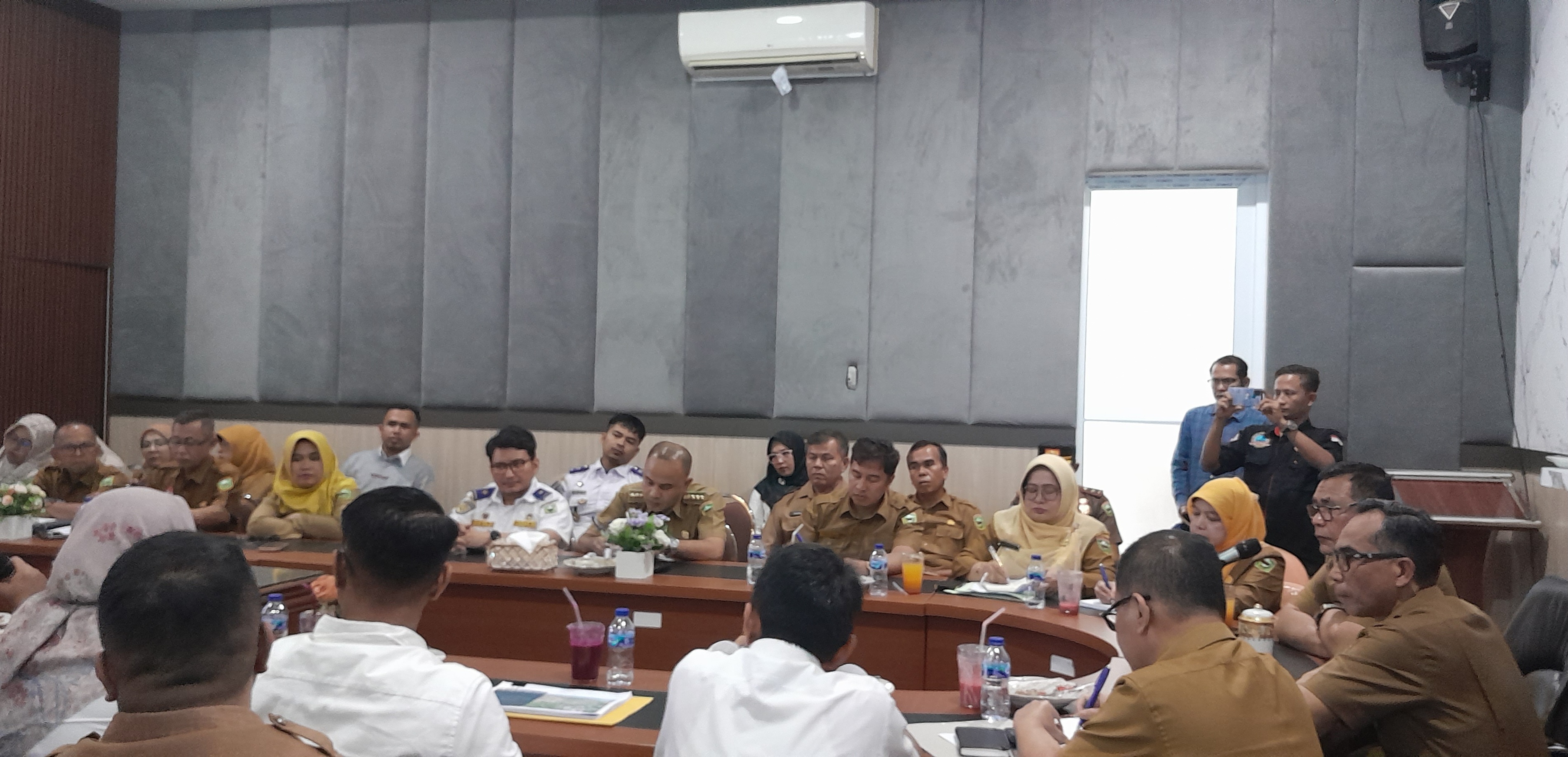 Foto Penyelesaian Masalah Tambang Aia Dingin, Bupati Epyardi Katakan Pemkab Solok Hadir Untuk Mensejahterakan Masyarakat