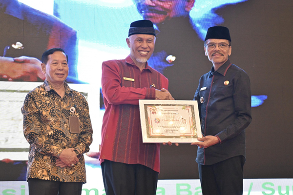 Gubernur Sumbar dengan Bupati Limapuluh Kota Safaruddin Kembali Toreh Penghargaan Bergengsi