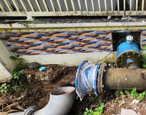 Foto Pengerjaan Koneksi Pipa Mengakibatkan Penghentian Sementara Pasokan Air di Daerah Ini