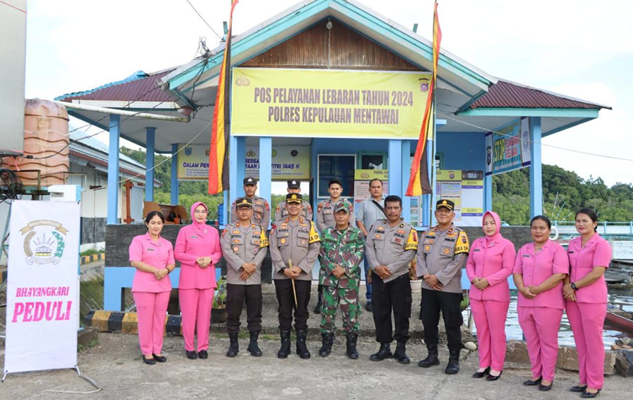 Foto Kapolres Mentawai, AKBP Rory Ratno Didampingi Pengurus Bhayangkari Cab Kep Mentawai Dalam Rangka Operasi Ketupat Cek Pos Yan