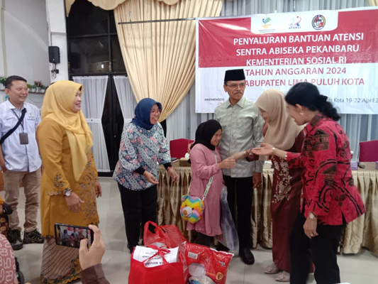 Kemensos RI melalui Sentra Abiseka Pekanbaru, salurkan bantuan untuk PPKS senilai Rp273,7 juta di pandopo rumah dinas bupati setempat, Minggu 21 April 2024.