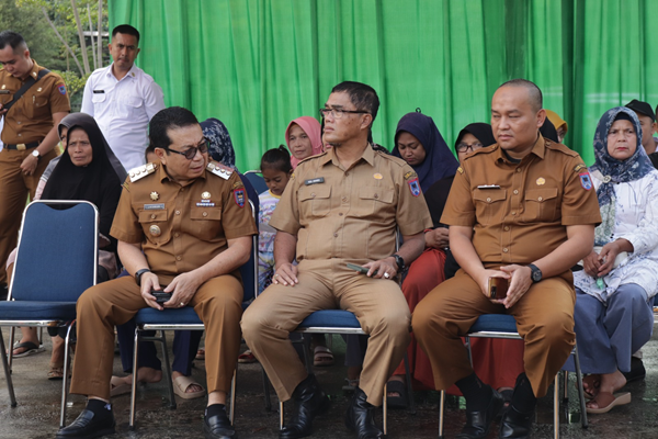 Pj Walikota Payakumbuh Jasman didampingi sekdako Rida Ananda Kadis Sosial Irwan Suwandi dan Kadis Pangan Edvidel Arda, saat memberikan arahan gerakan GPM, Senin 1 April 2024.