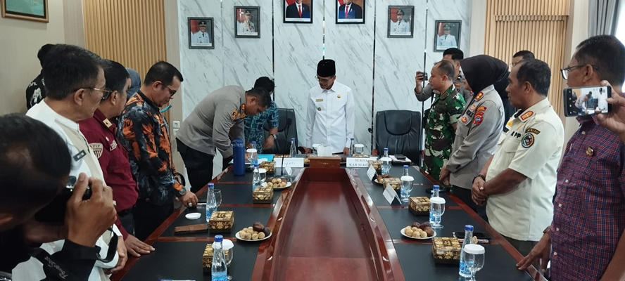 Bupati Limapuluh Kota Safaruddin Dt. Bandaro Rajo saat penandatanganan NPHD dana hibah di ruang rapat bupati Limapuluh Kota, Sarilamak, Jumat 19 April 2024.