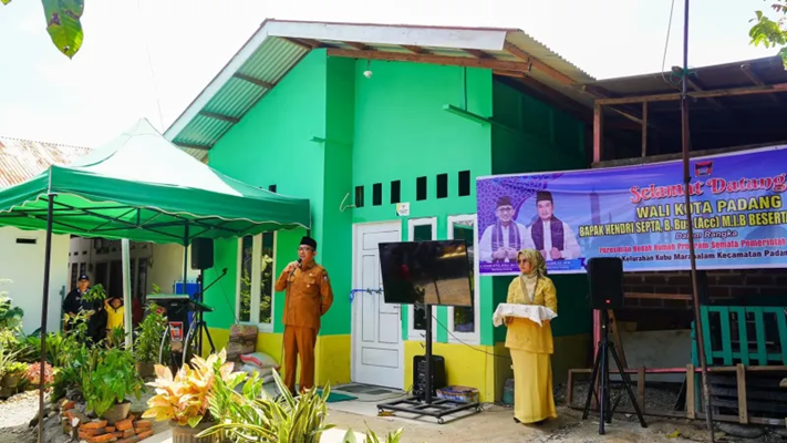 Foto Renovasi Rumah Pasangan Benny Zalukhu dan Mardika Diresmikan oleh Wali Kota Padang Hendri Septa