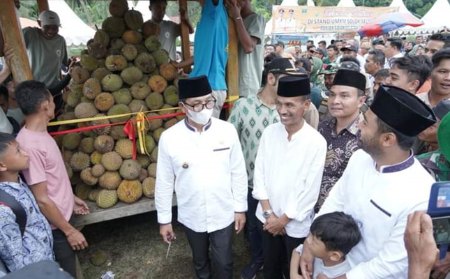 Foto Puncak Festival Durian, Pemerintah dan Masyarakat Kumpul dan Makan Durian Bersama