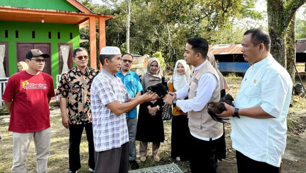 Foto Wawako Ramadhani Serahkan Bantuan 500 Ekor Ayam KUB kepada Keltan Talago Indah