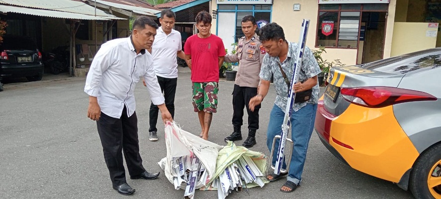 Tersangka maling beserta barang bukti besi baja ringan diamankan di Polsekta Bukittinggi