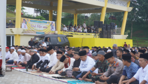 Bupati Limapuluh Kota Safaruddin bersama masyarakat laksanakan sholat ied di lokasi ruang terbuka hijau di Sarilamak, kecamatan Harau, kabupaten Limapuluh Kota, Rabu 10 April 2024.