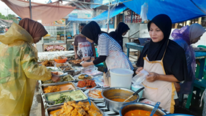 Rika bersama rekan kerjanya sedang melayani pembeli kuliner sesuai selera di Pasar Pabukoan Depan Pasar Nagari Campago, Kampung Dalam.(Foto: Trisnaldi.)