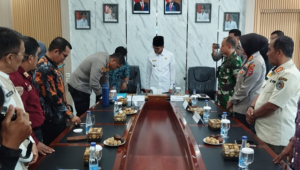 Bupati Limapuluh Kota Safaruddin Dt. Bandaro Rajo saat penandatanganan NPHD dana hibah di ruang rapat bupati Limapuluh Kota, Sarilamak, Jumat 19 April 2024.