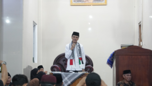 Bupati Limapuluh Kota Safaruddin ketika berkunjung ke masjid Haqqul Yakin, Nagari Tanjuang Gadang, Sabtu 30 Maret 2024.