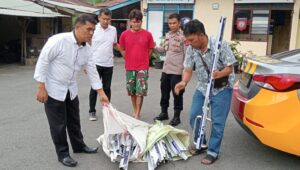 Tersangka maling beserta barang bukti besi baja ringan diamankan di Polsekta Bukittinggi