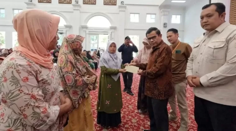 Sekda Bukittinggi serahkan PKH murni secara simbolis